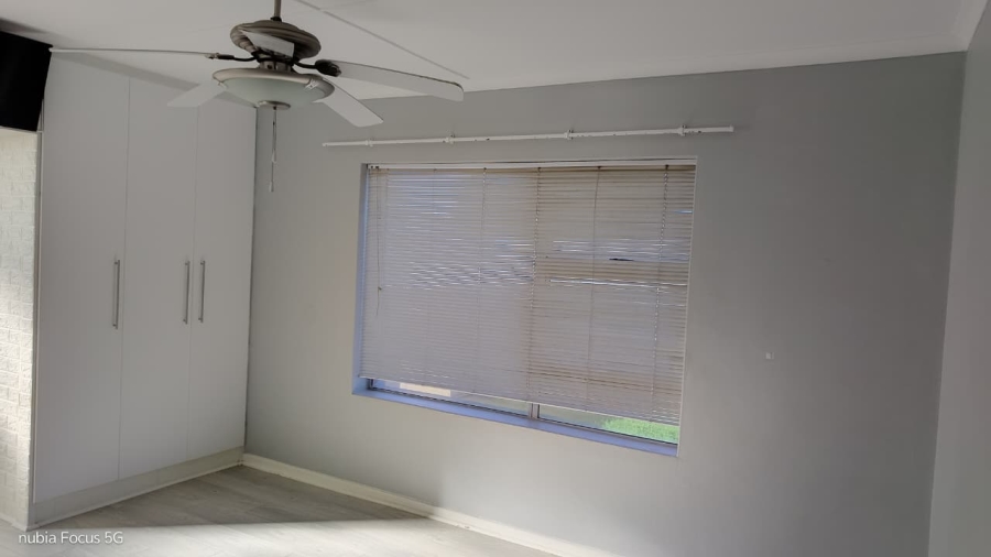 To Let 4 Bedroom Property for Rent in Wavecrest Eastern Cape